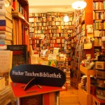 これは狭すぎ！？ 全てを本に囲まれたベルリンの本屋とは？