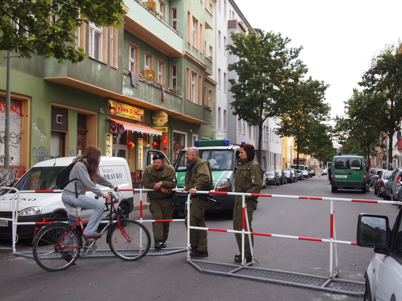 警察に封鎖されていたベルリンのオシャレなカフェ、その理由とは？