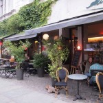 白ベンチに座ってしまう！緑に包まれたベルリンのカフェが素敵！
