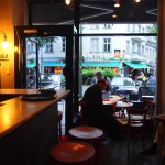 大人の男香るベルリンのカフェ・バーに行ったらマスターがベルリン観光のコツを語ってくれた。