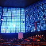 息を飲む美しさ！青い光に包まれるベルリンの青の教会！カイザーヴィルヘルム教会が神秘的！