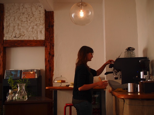 P8142352 ドイツ・ハイデルベルクの素敵でおしゃれなカフェは路地にある？