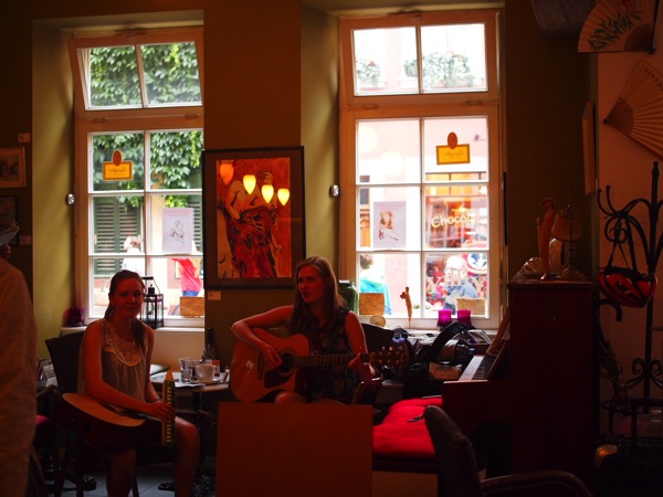 P8152760 賑やかすぎるドイツのカフェ！ハイデルベルクでギター美女が即興ライブ！