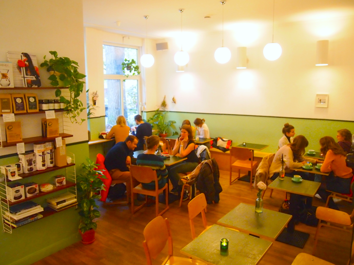 PopulusCoffee inside 都会の自然が気持ちいい！東ベルリンのカフェ『ポピュラスコーヒー』