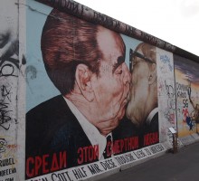 ベルリンの壁イーストサイドギャラリーにキスを見に行く