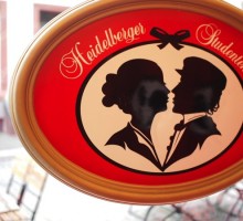 恋に効くドイツおみやげ！禁断の恋を形にしたハイデルベルクの学生のキス
